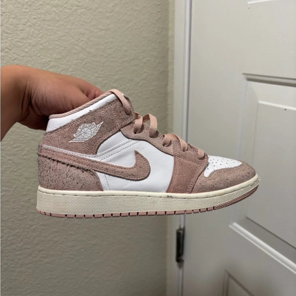 Nike Kids Sneakers in White & Dusty Pink Suede